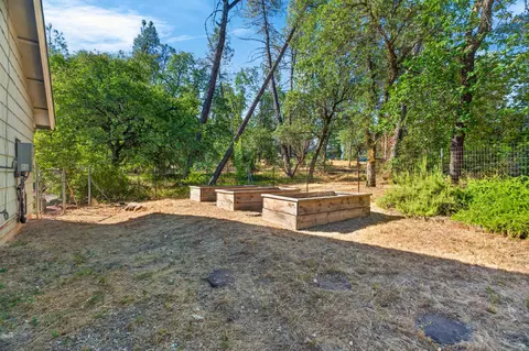 Exterior - 9057 Simmons Rd, Redding, CA 96001 photo 16 of 18