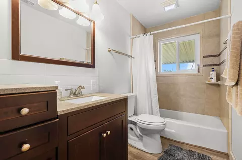 Bath - 13497 Old Oregon Trl, Redding, CA 96003 photo 2 of 2