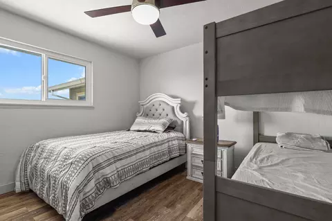 Bedroom - 13497 Old Oregon Trl, Redding, CA 96003 photo 3 of 6