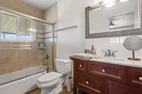Bath - 13497 Old Oregon Trl, Redding, CA 96003 photo 1 of 2