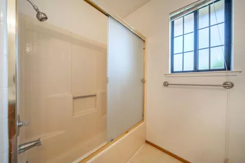 Bath - 3535 Somerset Ave, Redding, CA 96002 photo 2 of 4