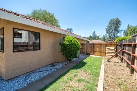 Exterior - 3535 Somerset Ave, Redding, CA 96002 photo 6 of 8