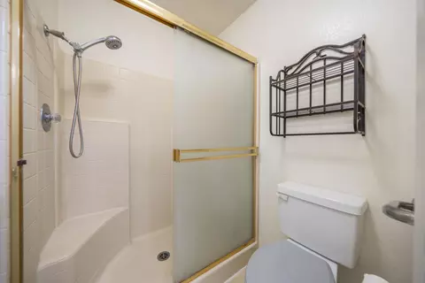 Bath - 3535 Somerset Ave, Redding, CA 96002 photo 4 of 4