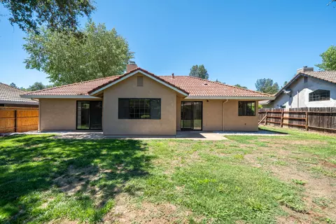 Exterior - 3535 Somerset Ave, Redding, CA 96002 photo 3 of 8