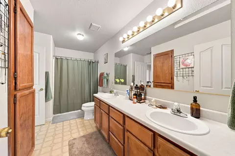Bath - 1088 Burton Dr, Redding, CA 96003 photo 1 of 2