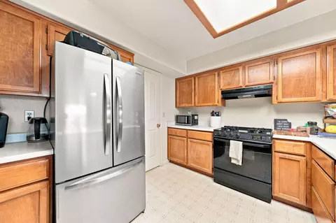 Kitchen - 1088 Burton Dr, Redding, CA 96003 photo 3 of 5