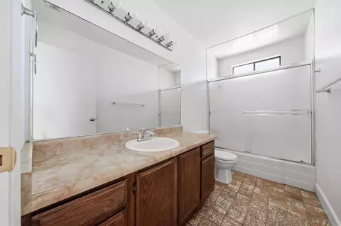 Bath - 743 Coffeeberry Ln, Redding, CA 96003 photo 4 of 4