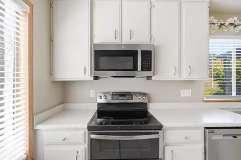 Kitchen - 743 Coffeeberry Ln, Redding, CA 96003 photo 4 of 4