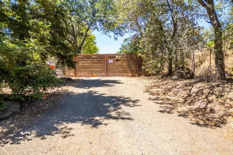 Exterior - 1664 Victor Ave, Redding, CA 96002 photo 8 of 11