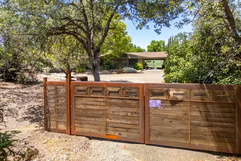Exterior - 1664 Victor Ave, Redding, CA 96002 photo 6 of 11