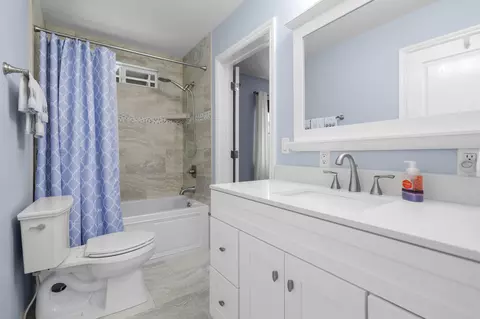 Bath - 672 Reddington Dr, Redding, CA 96003 photo 2 of 5