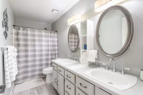 Bath - 2638 Evergreen Way, Redding, CA 96001 photo 1 of 2