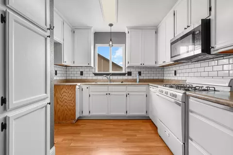 Kitchen - 2180 Gentry Way, Red Bluff, CA 96080 photo 2 of 2
