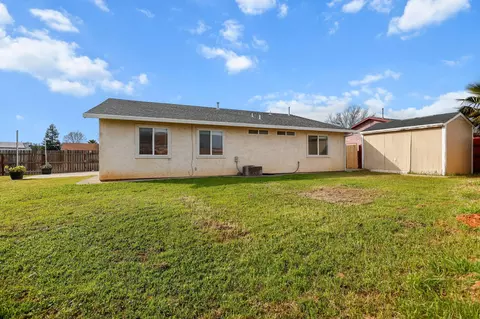 Exterior - 2180 Gentry Way, Red Bluff, CA 96080 photo 2 of 9