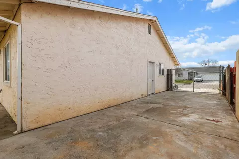Exterior - 2180 Gentry Way, Red Bluff, CA 96080 photo 6 of 9