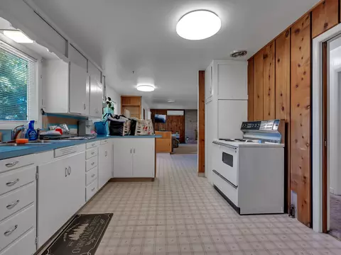 Kitchen - 2879 State Highway 299e #A & B, Adin, CA 96006 photo 5 of 11