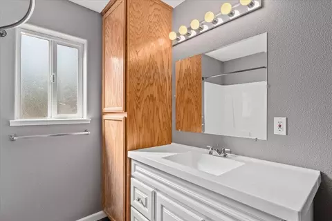 Bath - 8550 Muletown Rd, Redding, CA 96001 photo 3 of 4