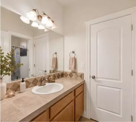 Bath - 4178 Sunflower Dr, Redding, CA 96001 photo 2 of 3