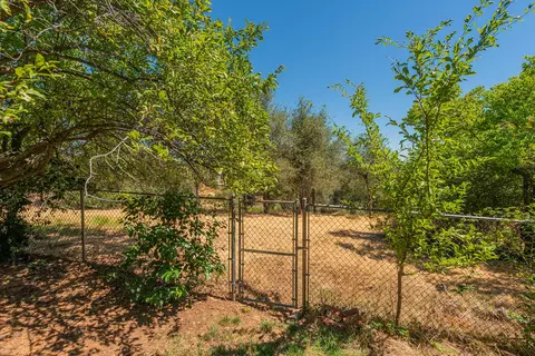 Exterior - 3600 Scenic Dr, Redding, CA 96001 photo 17 of 32