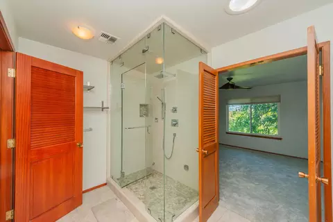Bath - 3600 Scenic Dr, Redding, CA 96001 photo 2 of 5