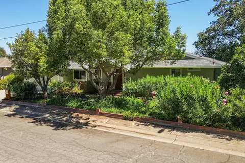 Exterior - 3600 Scenic Dr, Redding, CA 96001 photo 4 of 32