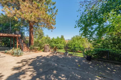 Exterior - 3600 Scenic Dr, Redding, CA 96001 photo 7 of 32