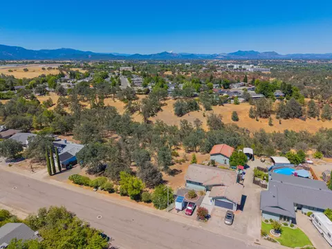 2688 Starlight Blvd, Redding, CA 96001