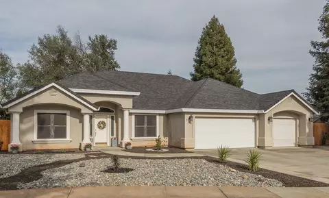 2704 Western Oak Dr, Redding, CA 96002