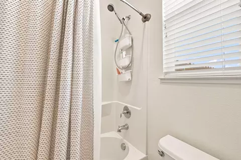 Bath - 3406 Carlsbad Ln, Redding, CA 96002 photo 5 of 6