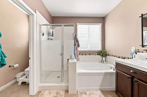 Bath - 3406 Carlsbad Ln, Redding, CA 96002 photo 3 of 6