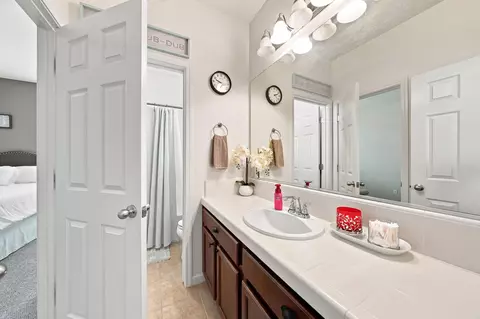Bath - 3406 Carlsbad Ln, Redding, CA 96002 photo 4 of 6
