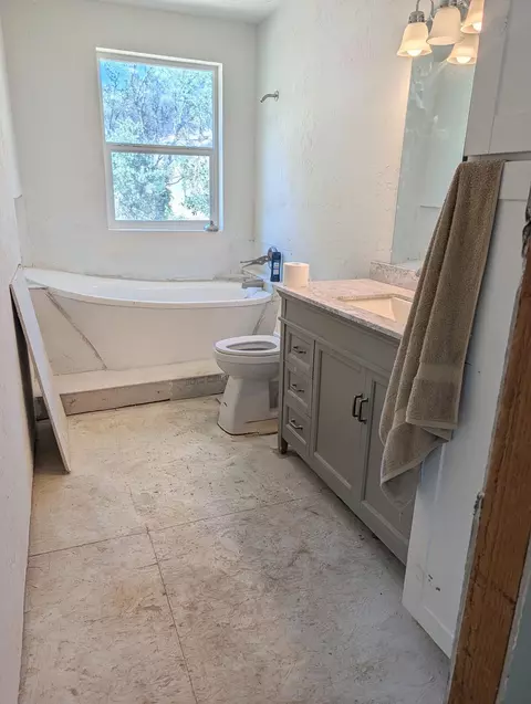 Bath - 1480 Kenyon Dr, Redding, CA 96001 photo 1 of 1
