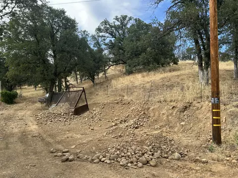 Exterior - 1480 Kenyon Dr, Redding, CA 96001 photo 7 of 11
