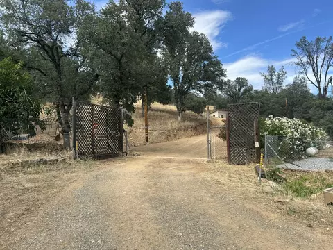 Exterior - 1480 Kenyon Dr, Redding, CA 96001 photo 2 of 11