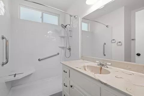 Bath - 2782 Camulos Way, Redding, CA 96002 photo 3 of 5