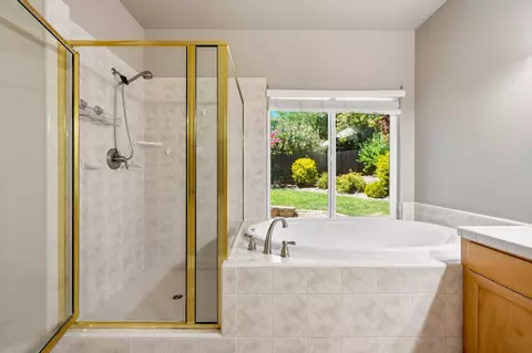 Bath - 2440 Crescent Moon Ct, Redding, CA 96001 photo 2 of 3
