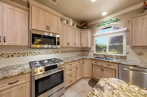 Kitchen - 2440 Crescent Moon Ct, Redding, CA 96001 photo 3 of 3