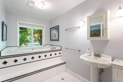Bath - 19150 River Crest Dr, Anderson, CA 96007 photo 4 of 5