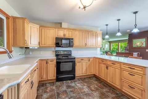 Kitchen - 19150 River Crest Dr, Anderson, CA 96007 photo 4 of 5