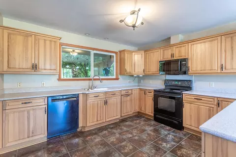 Kitchen - 19150 River Crest Dr, Anderson, CA 96007 photo 3 of 5