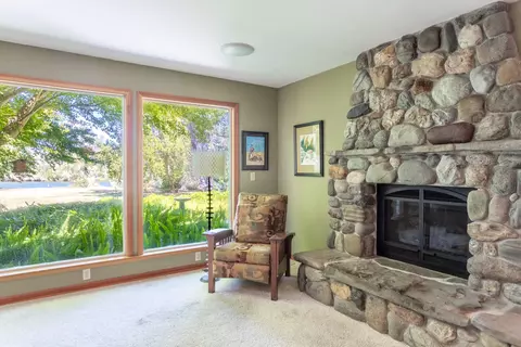 Living - 19150 River Crest Dr, Anderson, CA 96007 photo 3 of 4