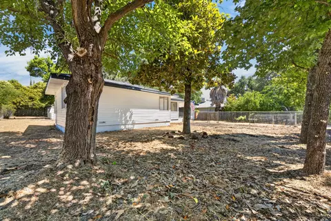 Exterior - 6851 Airport Rd, Redding, CA 96002 photo 5 of 9