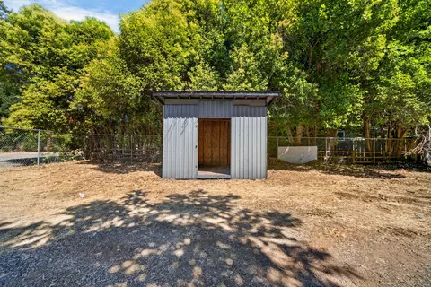 Exterior - 6851 Airport Rd, Redding, CA 96002 photo 7 of 9
