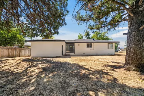 Exterior - 6851 Airport Rd, Redding, CA 96002 photo 4 of 9