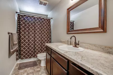 Bath - 2206 Lonigan Ct, Redding, CA 96001 photo 2 of 2