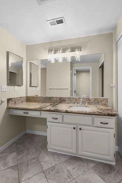 Bath - 488 Ridgecrest Trl #131, Redding, CA 96003 photo 2 of 7