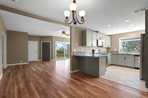 Living - 488 Ridgecrest Trl #131, Redding, CA 96003 photo 5 of 6