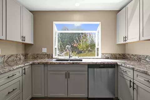 Kitchen - 488 Ridgecrest Trl #131, Redding, CA 96003 photo 2 of 5