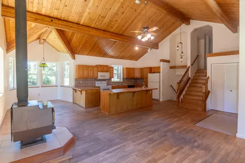 Living - 17653 Cougar Ct, Weed, CA 96094 photo 3 of 8