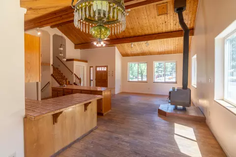 Living - 17653 Cougar Ct, Weed, CA 96094 photo 4 of 8